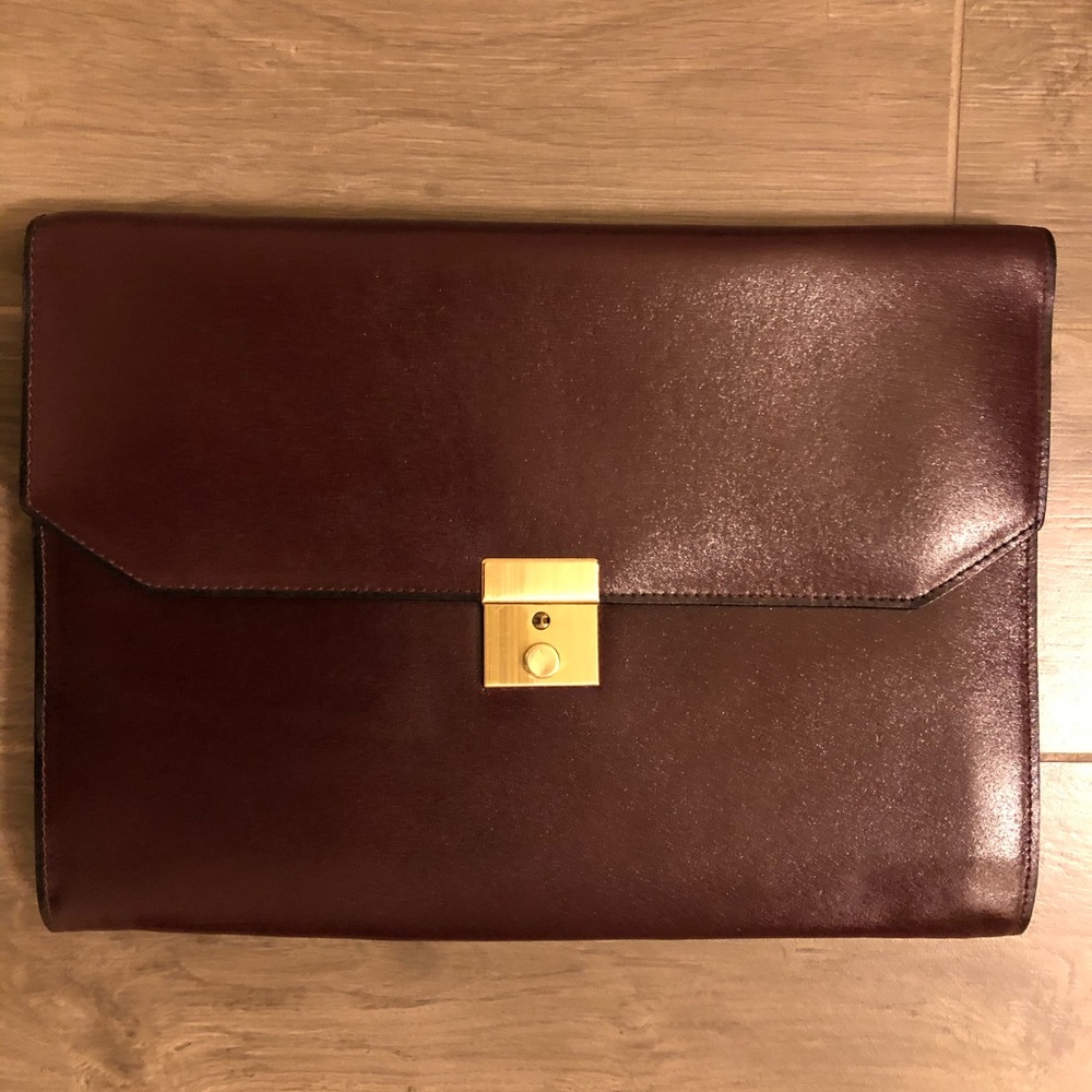 💃5 for 25! Super cute clutch!!